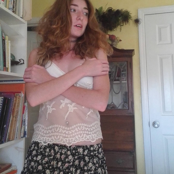 Lacy sheer camisole - Picture 3 of 4